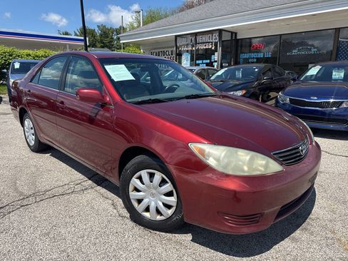 Used 2005 Toyota Camry XLE FWD image 1