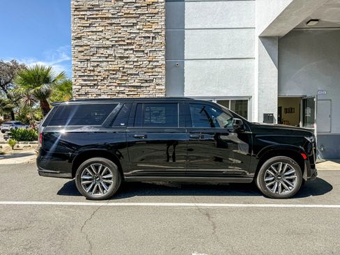 Used 2022 Cadillac Escalade ESV Sport Platinum w/ Heavy-Duty Trailer Package AWD/4WD image 15