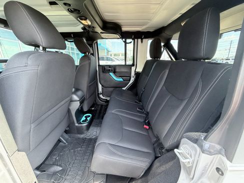 Used 2016 Jeep Wrangler Unlimited Sahara w/ Connectivity Group AWD/4WD image 26