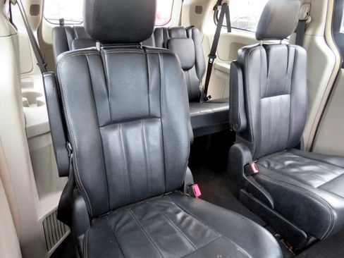 Used 2015 Chrysler Town & Country Touring image 27