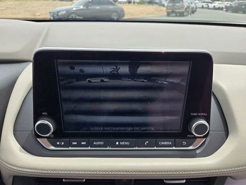 Used 2025 Nissan Rogue SV FWD image 9