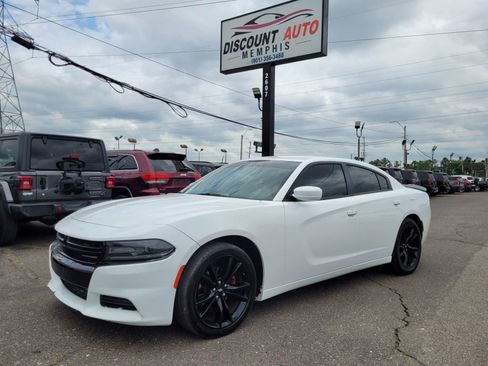 Used 2017 Dodge Charger SE w/ Blacktop Package RWD image 1
