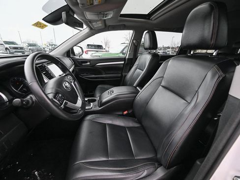 Used 2017 Toyota Highlander XLE image 19