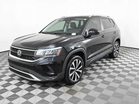 Certified 2023 Volkswagen Taos SE w/ Panoramic Sunroof Package FWD image 2