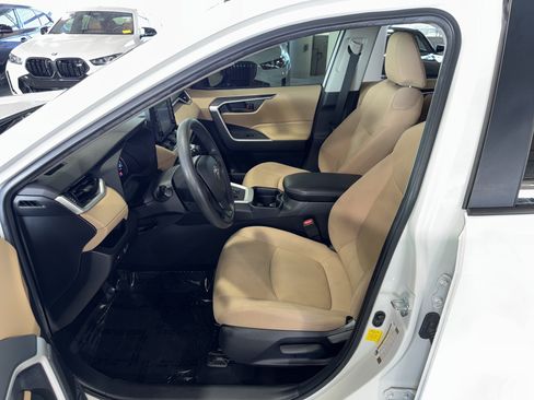 Used 2019 Toyota RAV4 LE FWD image 19