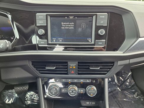 Used 2024 Volkswagen Jetta SE FWD image 12