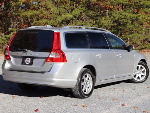 Used 2010 Volvo V70 image 3