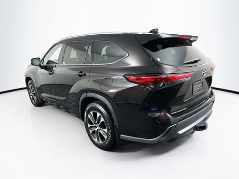 Used 2021 Toyota Highlander XLE AWD/4WD image 5