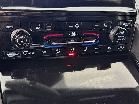 Used 2023 Jeep Grand Cherokee L Laredo image 25