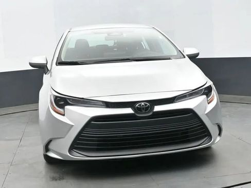 Used 2024 Toyota Corolla LE FWD image 3