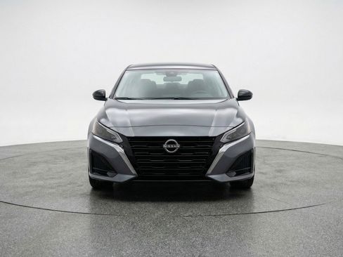 Used 2025 Nissan Altima 2.5 SV FWD image 2