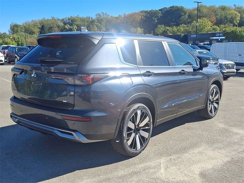 New 2025 Mitsubishi Outlander SE image 4