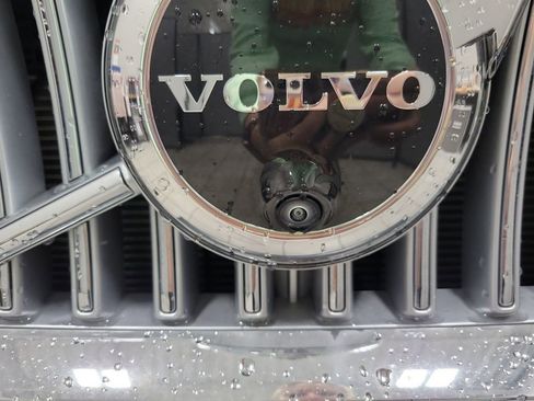 Used 2025 Volvo XC90 B5 Plus w/ Protection Package Premier image 14