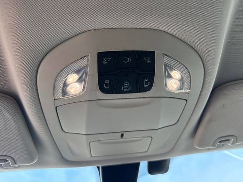 Used 2017 Chrysler Pacifica Touring-L image 25