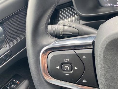 Used 2022 Volvo XC40 T4 R-Design w/ Climate Package image 23