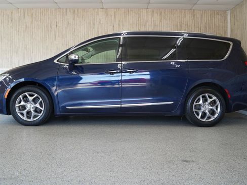 Used 2018 Chrysler Pacifica Limited FWD image 5