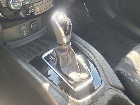 Used 2017 Nissan Rogue SV w/ Sun & Sound Touring Package image 26