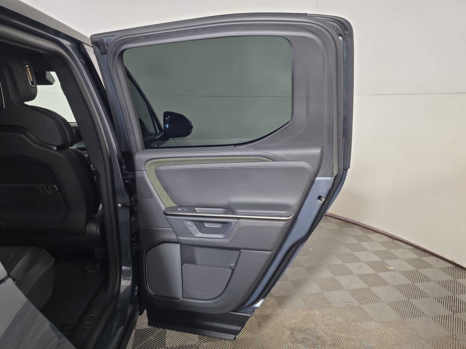 Used 2025 Rivian R1T Adventure Dual AWD/4WD image 19