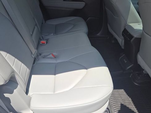 Used 2023 Toyota Highlander XLE FWD image 13