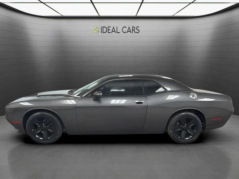 Used 2016 Dodge Challenger SXT RWD image 8
