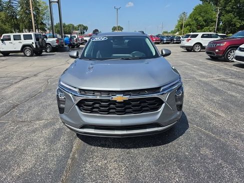 Used 2024 Chevrolet Trax LT w/ Driver Confidence Package FWD image 2