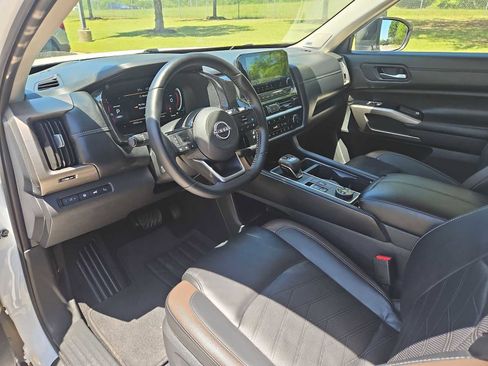 Used 2025 Nissan Pathfinder Platinum AWD/4WD image 18
