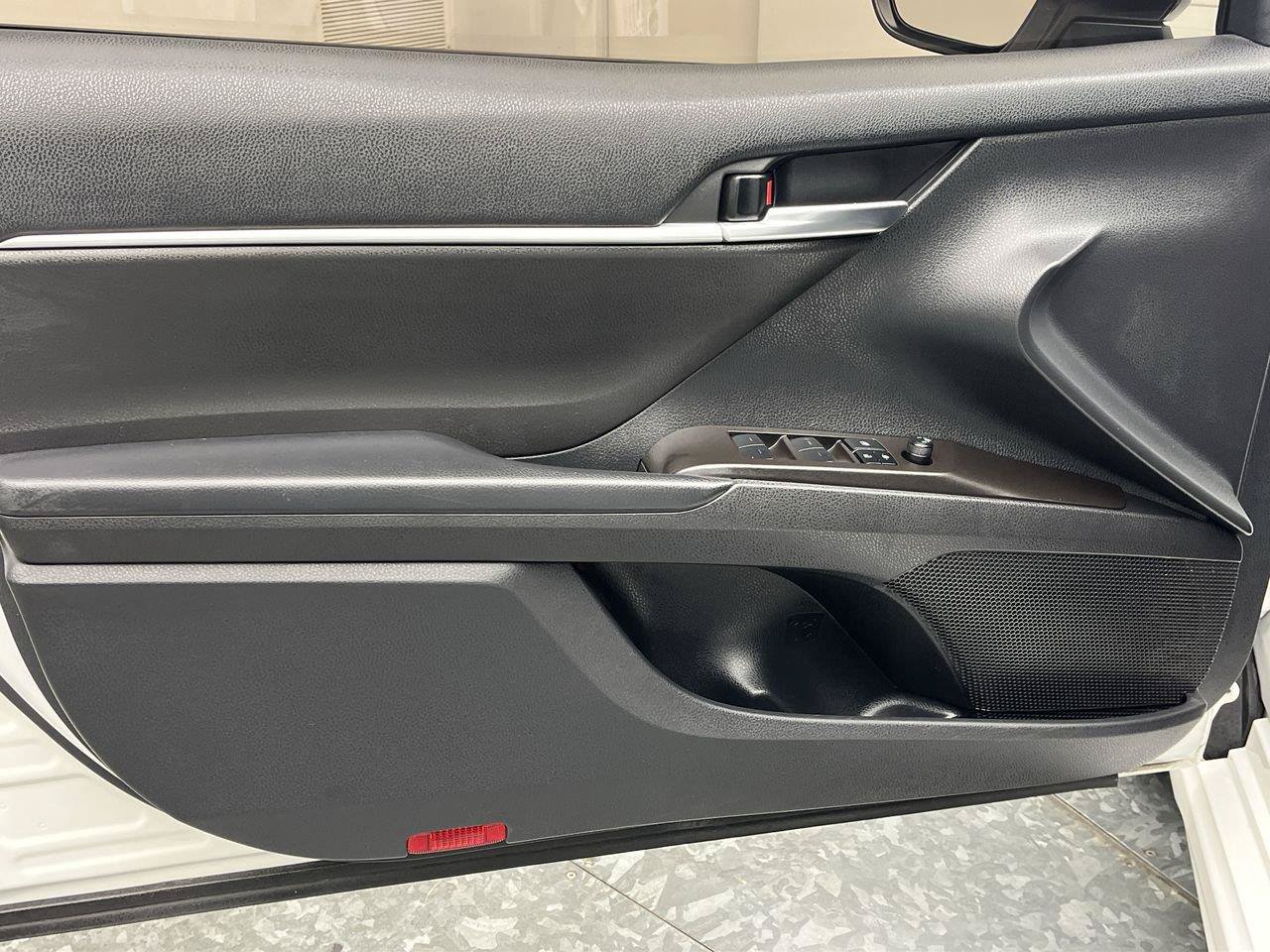Used 2022 Toyota Camry SE w/ Carpet Mat Package (TMS) FWD image 6