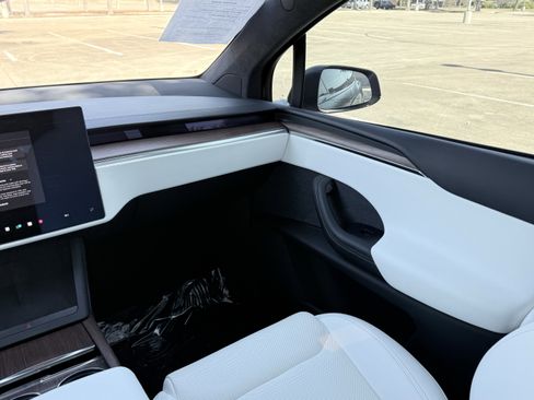 Used 2022 Tesla Model X image 59