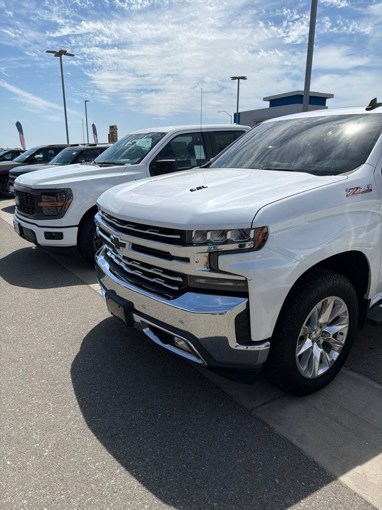 Used 2021 Chevrolet Silverado 1500 LTZ w/ Z71 Off-Road Package AWD/4WD image 4