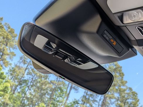 Certified 2025 Porsche Macan AWD/4WD image 19