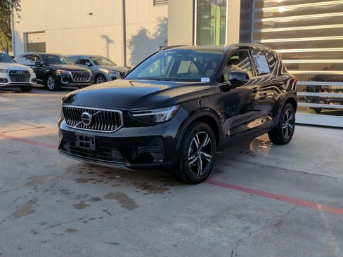 Used 2025 Volvo XC40 B5 Core image 5