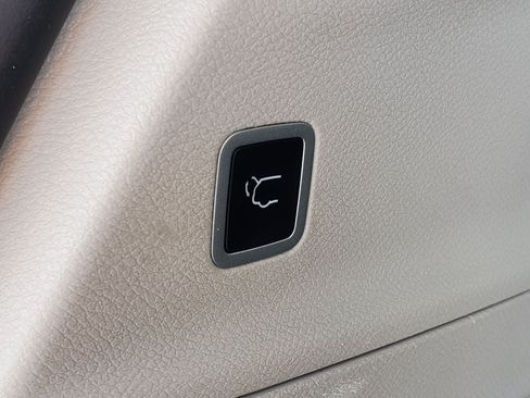 Used 2024 Chrysler Pacifica Touring-L FWD image 29