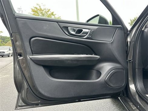 Used 2019 Volvo S60 T6 Momentum w/ Premium Package image 13