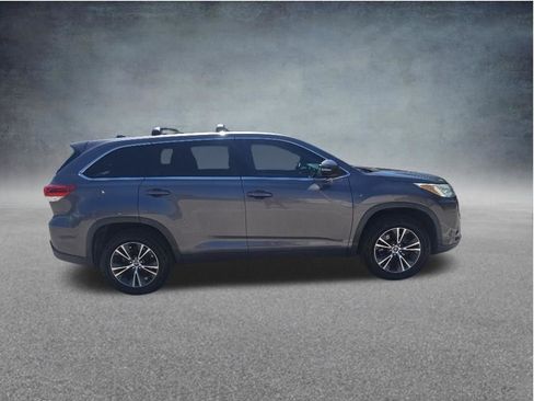 Used 2019 Toyota Highlander Plus FWD image 4