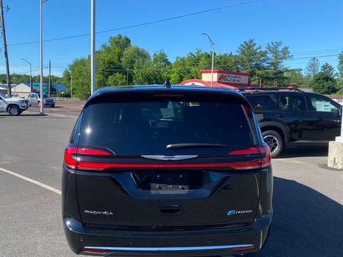 Used 2025 Chrysler Pacifica Select FWD image 6