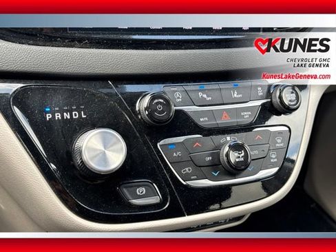 Used 2024 Chrysler Pacifica Touring-L FWD image 17