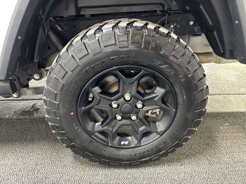 Used 2023 Jeep Gladiator Willys AWD/4WD image 9