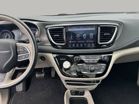 Used 2019 Chrysler Pacifica Limited FWD image 25