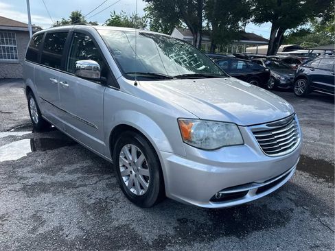 Used 2012 Chrysler Town & Country Touring-L w/ Entertainment Group #2 FWD image 3