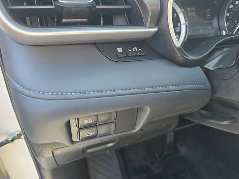 Used 2022 Toyota Highlander XLE AWD/4WD image 18