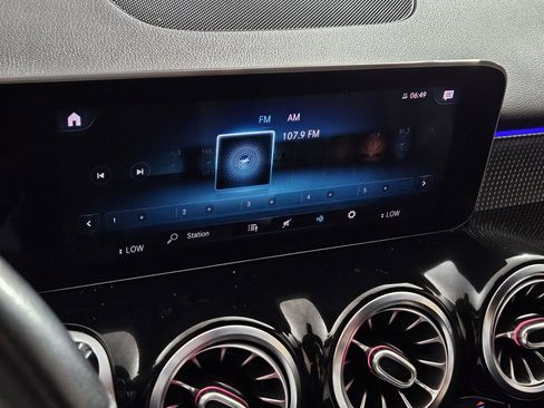 Used 2021 Mercedes-Benz GLB 250 w/ Premium Package image 10