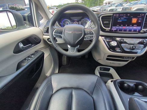 Used 2023 Chrysler Pacifica Touring-L FWD image 18