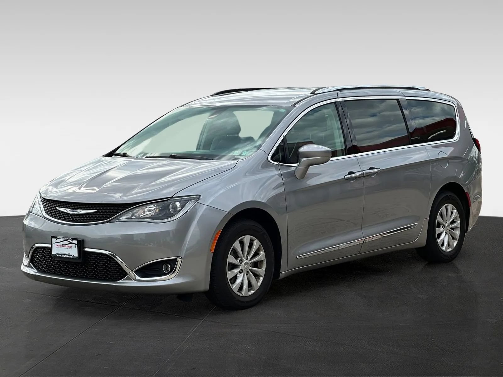 Used 2018 Chrysler Pacifica Touring-L FWD image 3