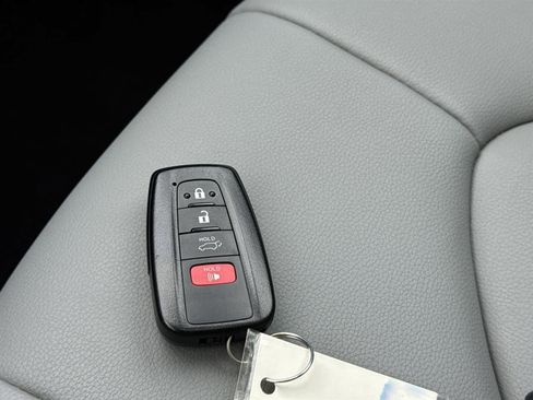 Used 2020 Toyota Highlander XLE image 31