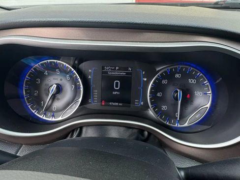 Used 2019 Chrysler Pacifica Touring-L FWD image 9