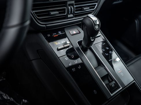 Certified 2026 Porsche Macan image 15