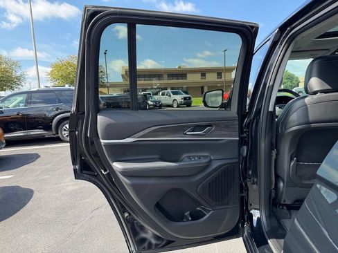 Used 2023 Jeep Grand Cherokee Limited AWD/4WD image 10