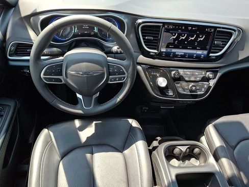 Used 2025 Chrysler Pacifica Select FWD image 11