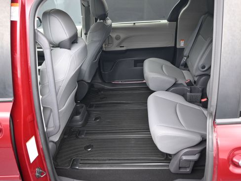 Used 2021 Toyota Sienna XLE image 23