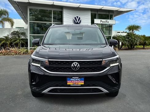 Used 2022 Volkswagen Taos SE FWD image 2